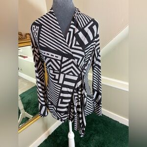 Joseph Ribkoff Size 6 V-neck Asymmetrical Top with Zipper Detail